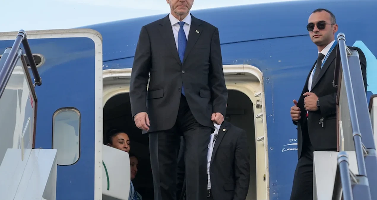 İsrail Cumhurbaşkanı Isaac Herzog, Azerbaycan Hava Yolları uçağıyla Türk hava sahasından geçti - www.gundemedair.com