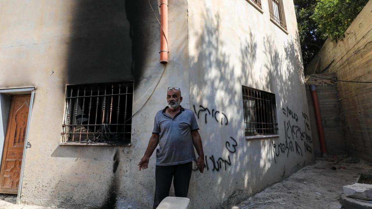İsrailli yerleşimcilerin Batı Şeria'da Filistinli ailelerin evlerini kuşatması ve temel ihtiyaçlara erişimi engellemesi - www.gundemedair.com