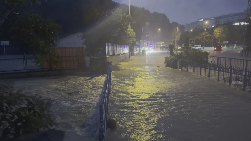İstanbul Arnavutköy'de Alibey Deresi Taştı, Okul Bahçesi Sular Altında Kaldı - www.gundemedair.com