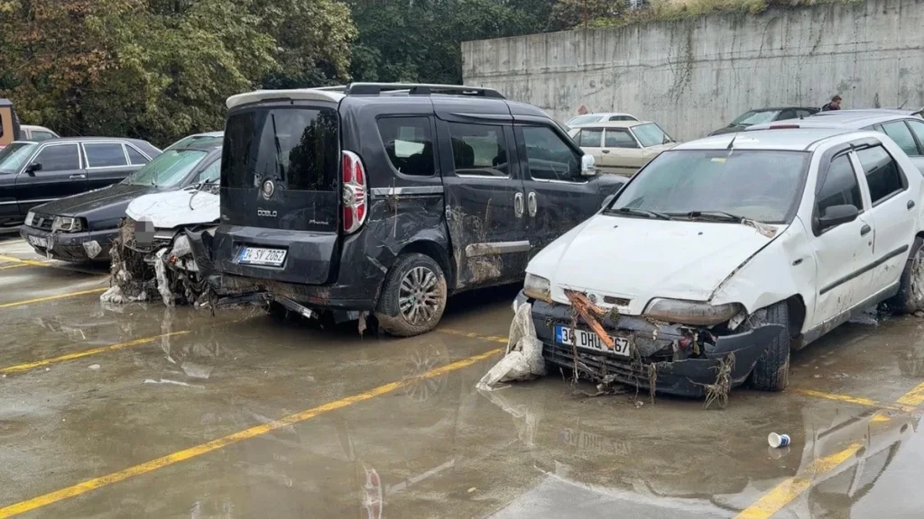 İstanbul Ayazağa'da sel felaketi sonrası araçlar otoparka çekildi, sahipleri eşyalarına ulaşamadı - www.gundemedair.com