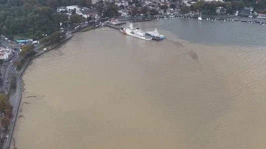 İstanbul Boğazı'nın rengi kahverengiye döndü - www.gundemedair.com