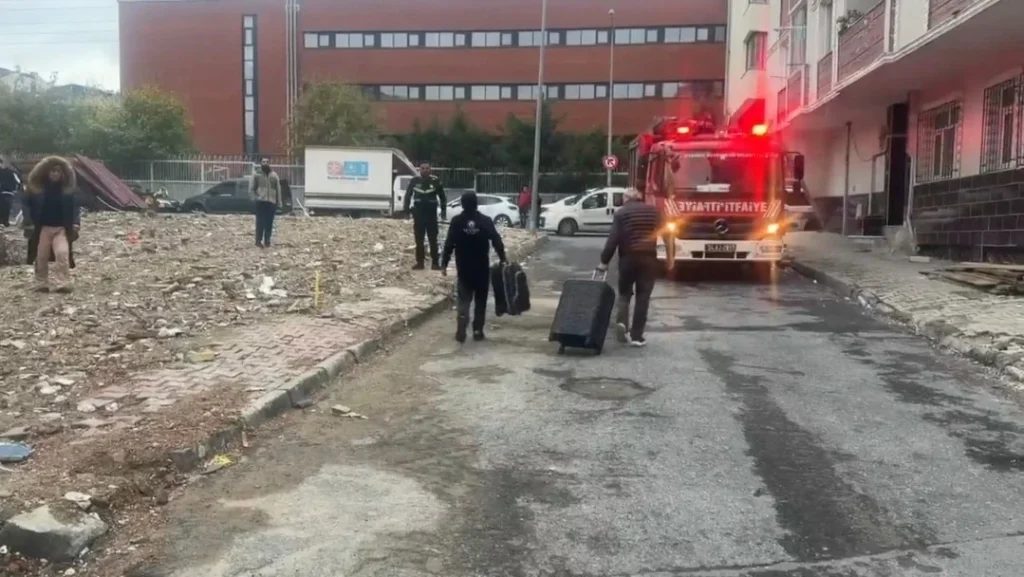 İstanbul Küçükçekmece'de 7 Katlı Bina Çatlama Sesleri Nedeniyle Tahliye Edildi - www.gundemedair.com