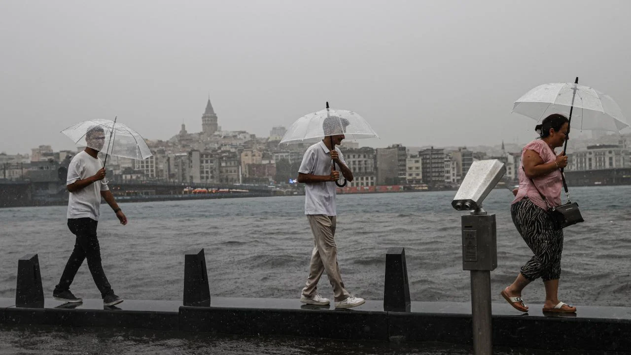 İstanbul’da bugün şiddetli yağış ve sıcaklık düşüşü bekleniyor