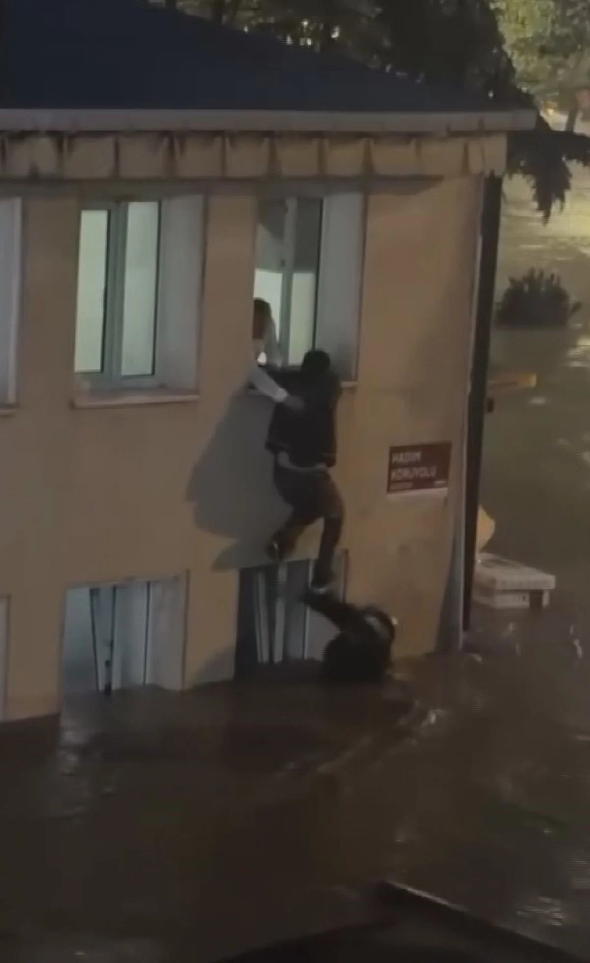 İstanbul Sarıyer Ayazağa'da Şiddetli Sağanak Yağış Sonrası Araçlar Sulara Kapıldı - www.gundemedair.com