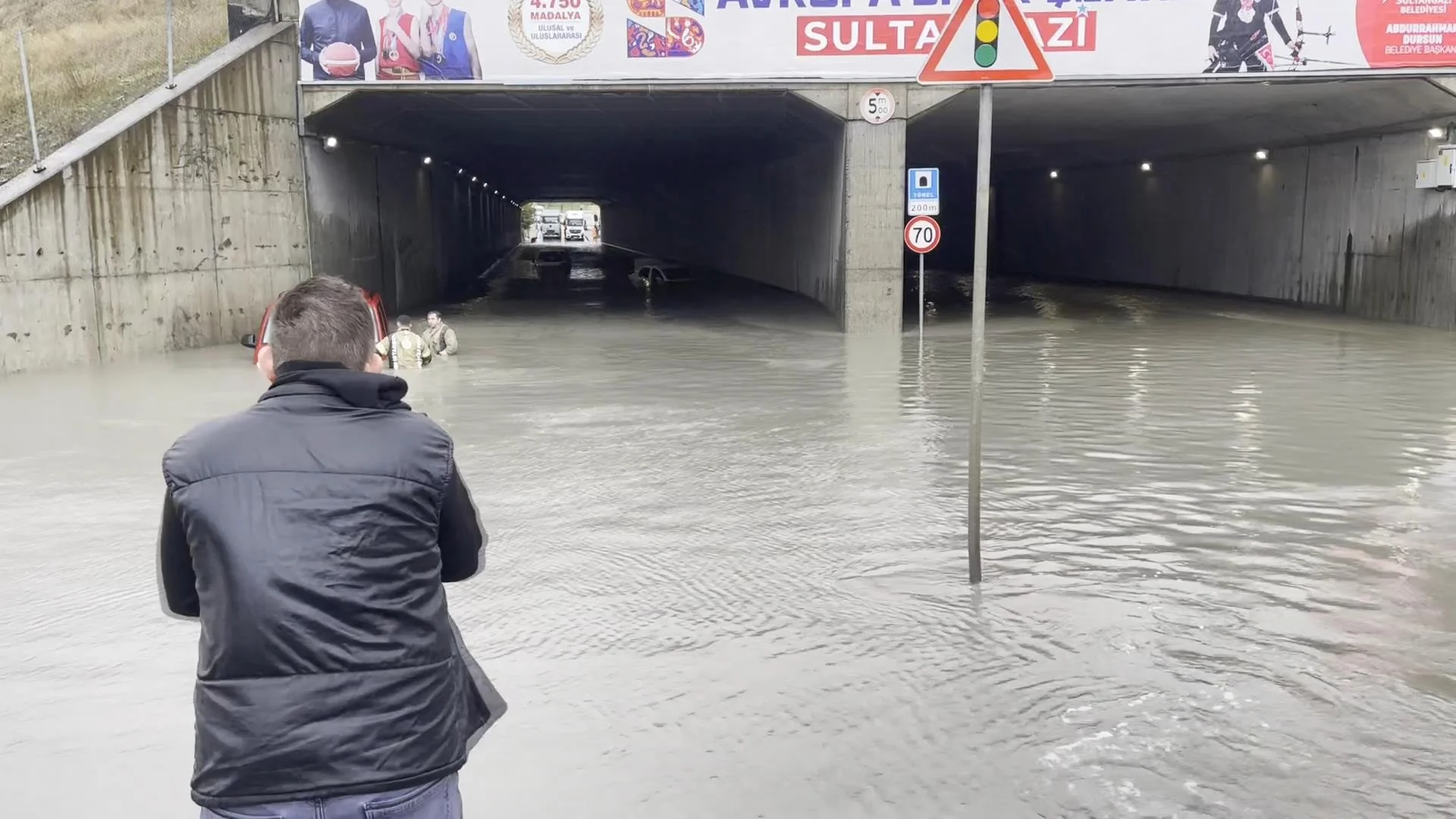 İstanbul Sultangazi'de Sağanak Yağış Alt Geçidi Su Bastı - www.gundemedair.com