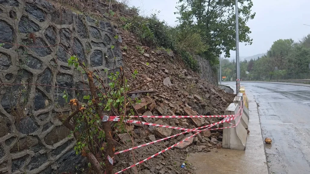 İstanbul Sultangazi'de toprak kayması sonucu tarihi su kemerine zarar verildi - www.gundemedair.com