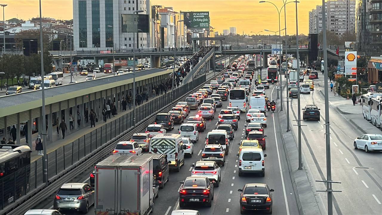 İstanbul’da okul servisleriyle trafik yoğunluğu artış gösterdi