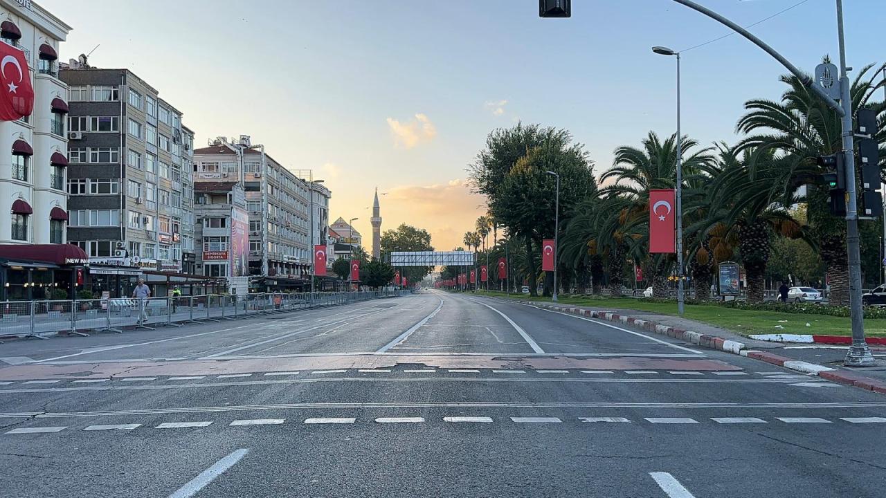 Bayram kutlamaları nedeniyle Adnan Menderes Bulvarı trafiğe kapatıldı