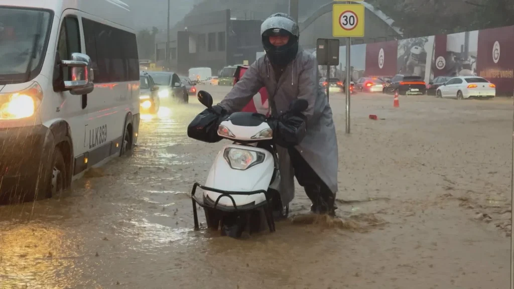İstanbul'da Sağanak Yağış Hayatı Felç Etti, Eğitime Ara Verildi - www.gundemedair.com