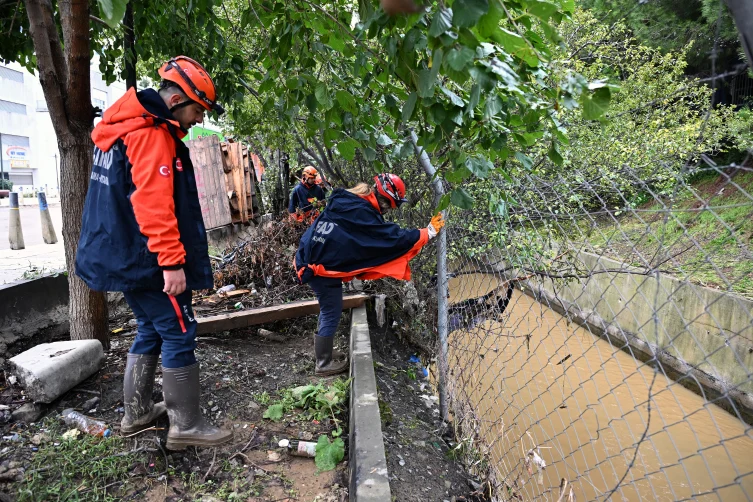 İstanbul'da sel felaketi sonrası arama kurtarma çalışmaları sürüyor - www.gundemedair.com
