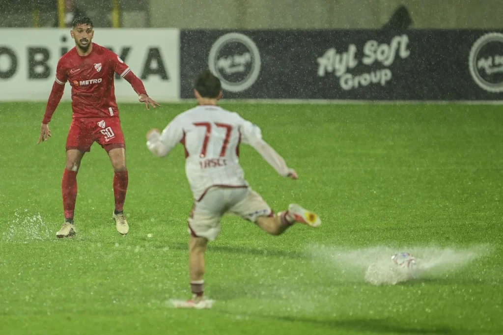 İstanbul'da Ümraniyespor-Boluspor Maçı Şiddetli Yağmur Nedeniyle Ertelendi - www.gundemedair.com