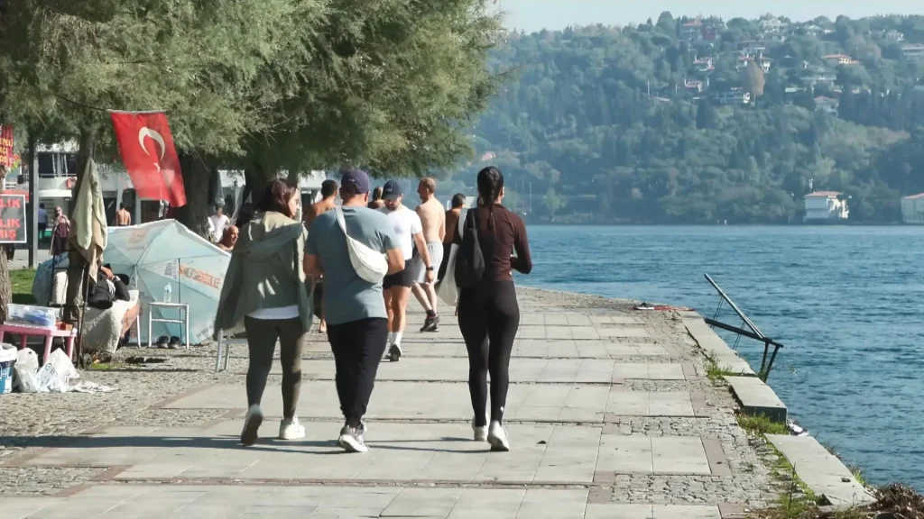 İstanbul'da pastırma yazı sürprizi: Ekim ayında Boğaz'da deniz keyfi! - Sözcü Gazetesi