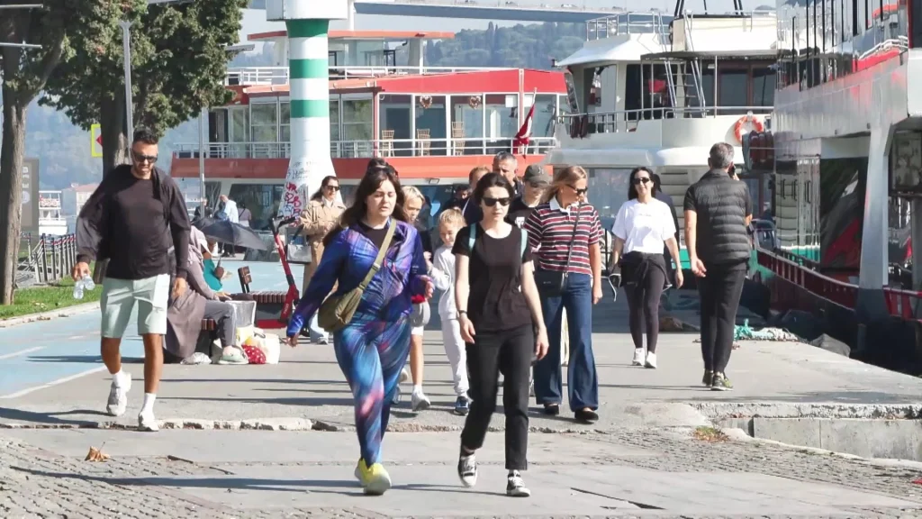 İstanbul'da pastırma yazı sürprizi: Ekim ayında Boğaz'da deniz keyfi! - Sözcü Gazetesi
