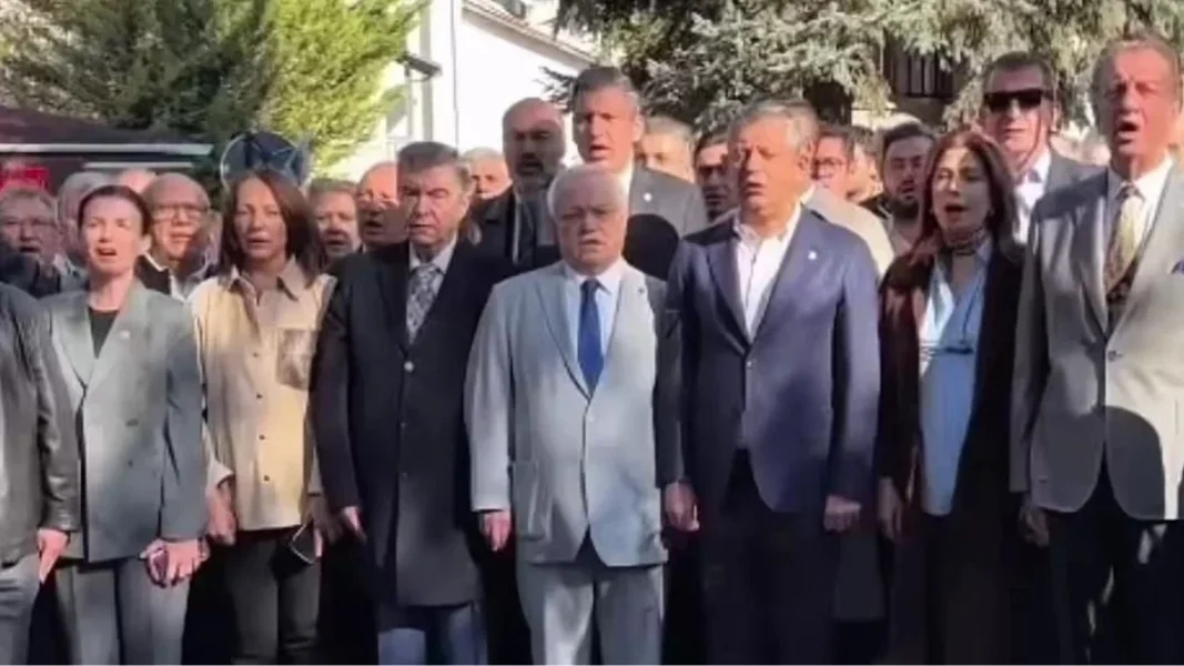 İstiklal Marşı sırasında çığlık atan kadın, Özgür Özel şaşkınlığını gizleyemedi - www.gundemedair.com