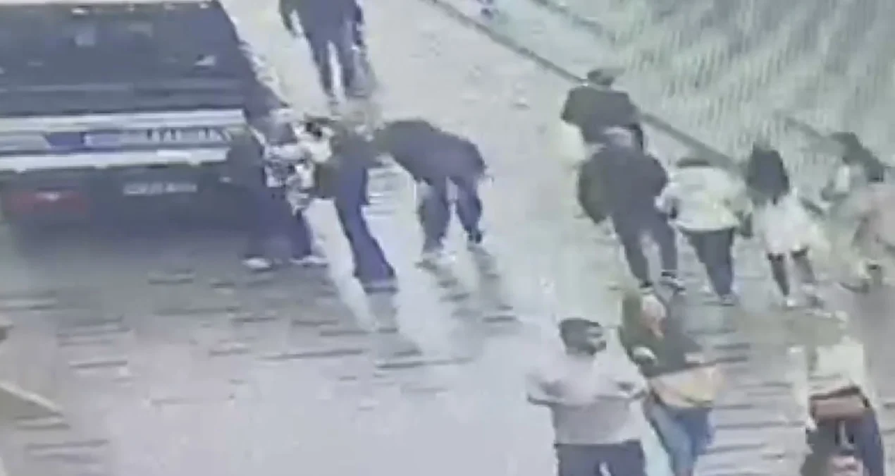 İstiklal Caddesi’nde cep telefonu çalan şüpheli suçüstü yakalandı; kapkaç anları kamerada