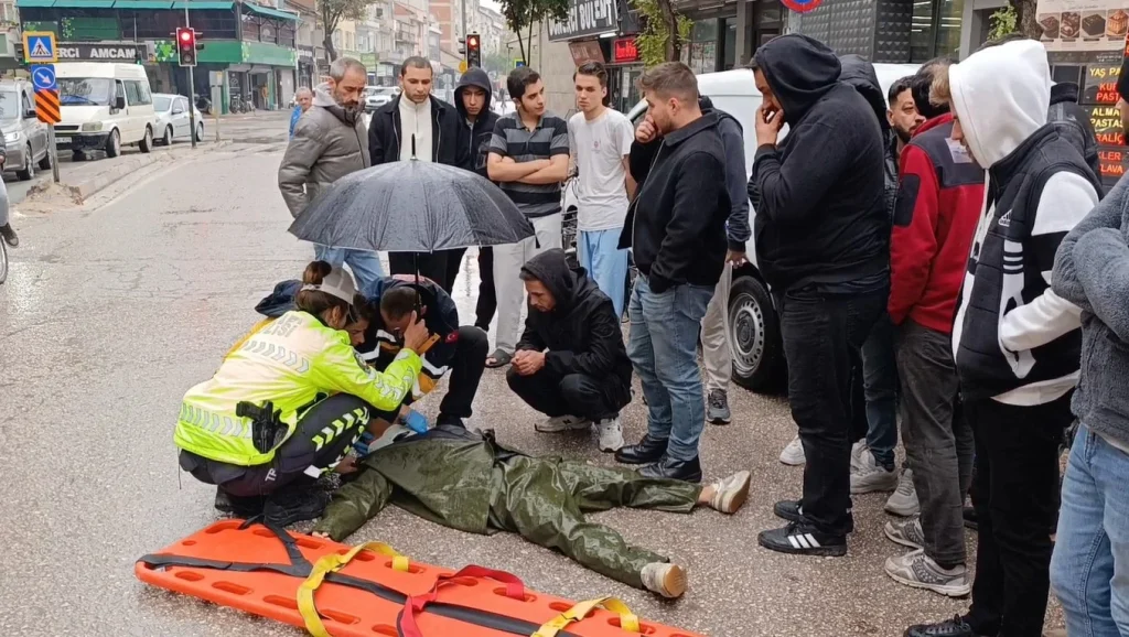 Kadın Trafik Polisi, Yaralı Genci Şemsiyeyle Korudu - www.gundemedair.com