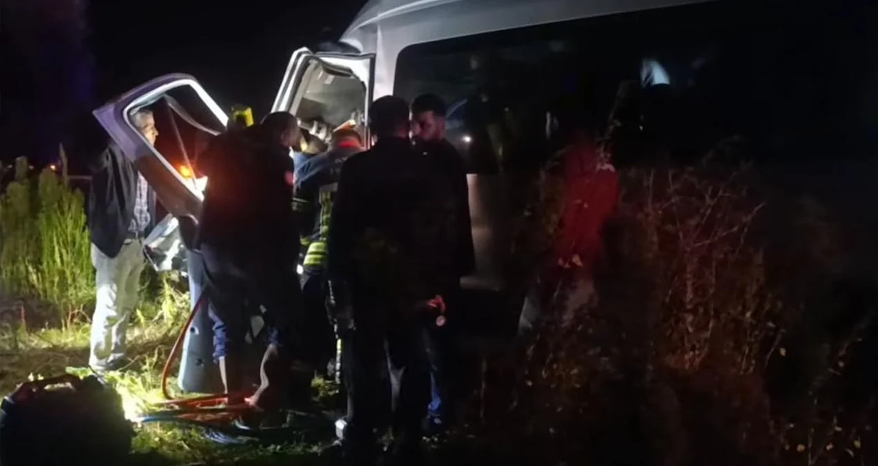 Kayseri’de feci kaza: İki işçi servisi ile kepçe çarpıştı, 1 ölü 15 yaralı - Sözcü Gazetesi