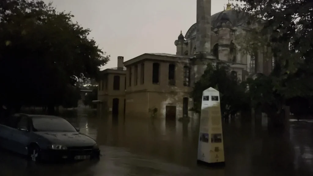 Kağıthane'de Tarihi Sadabad Camisi Taşkından Etkilendi - www.gundemedair.com