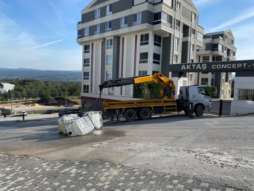 Kamyon kasasından düşen tanklardaki kimyasal madde yola sızdı - Sözcü Gazetesi