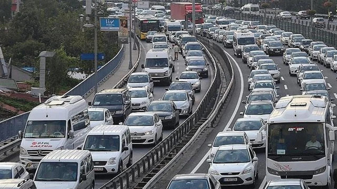 Karayollarında bakım ve onarım çalışmaları nedeniyle trafik akışının kontrollü sağlandığı yol bölümü