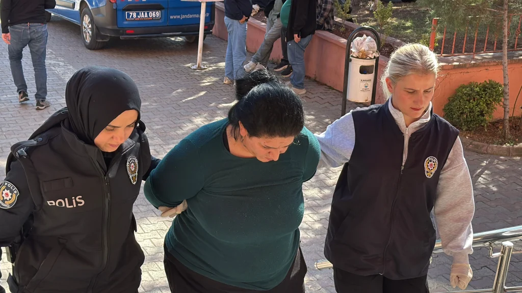 Karabük'te Kıskançlık Nedeniyle Bıçaklama Olayı: Erkek Arkadaşı Ağır Yaralandı - www.gundemedair.com