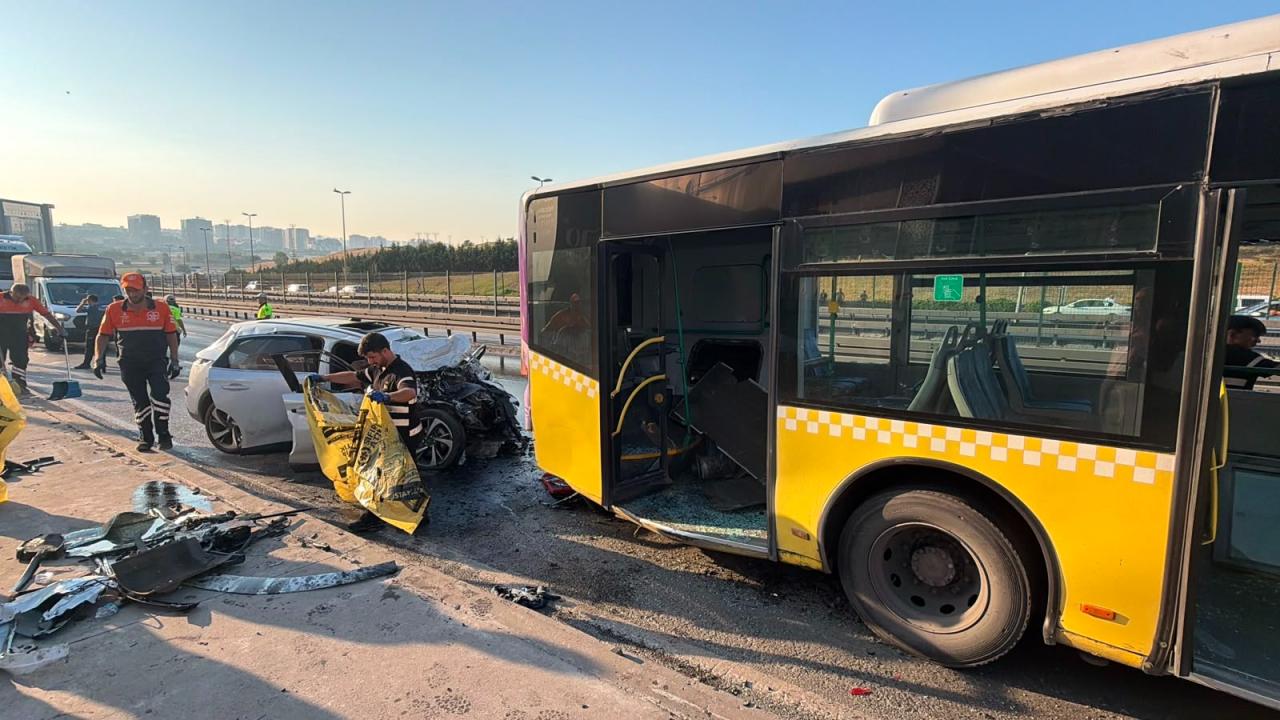 Küçükçekmece D-100 Karayolu'nda kaza sonrası trafik ve müdahale ekipleri