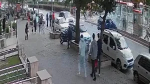 Kayseri’de Kontrolden Çıkan Otomobil Tramvay Durağına Çarptı: 1 Yaralı