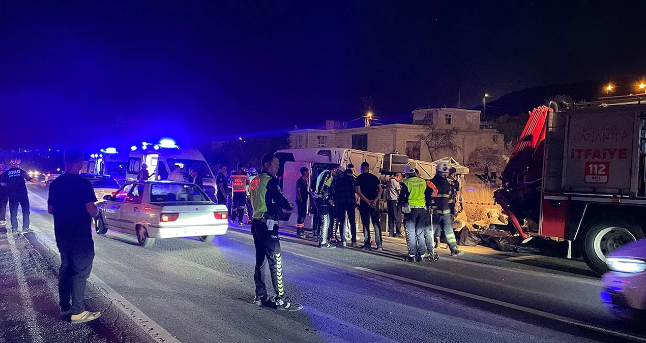 Gaziantep’te yolcu otobüsü ile otomobil çarpıştı; 7 ölü, 16 yaralı