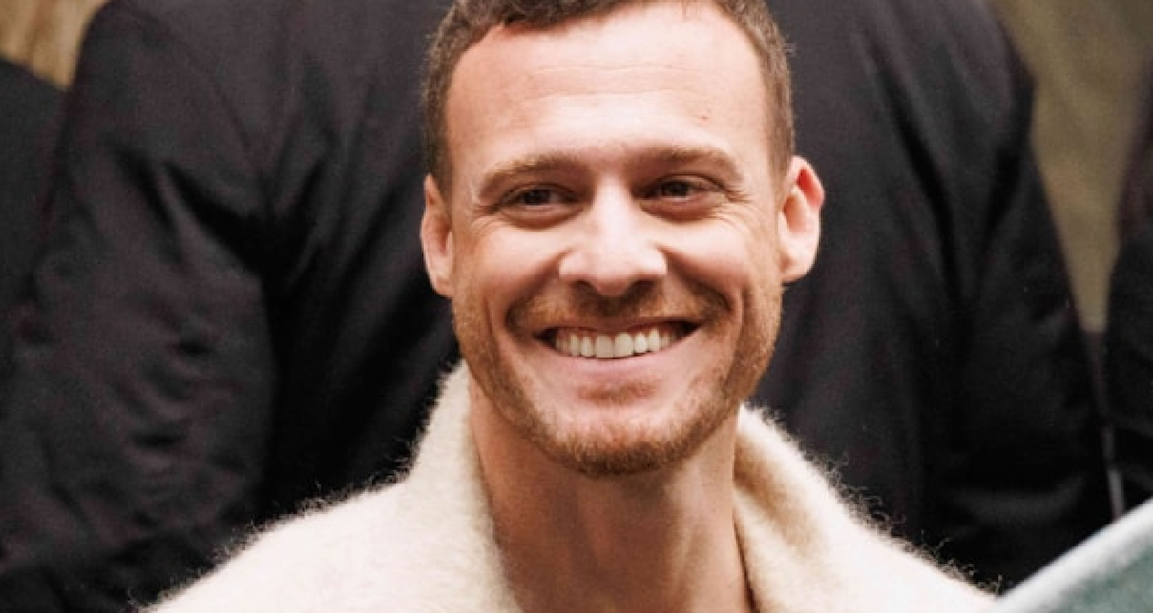 Kerem Bürsin, hastane odasından yaptığı paylaşımla hayranlarını endişelendirdi