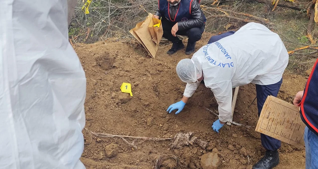 20 yıl önce öldürülen adamın kemikleri bulundu: Aile üyeleri itiraf etti, 2 oğlu tutuklandı - Sözcü Gazetesi