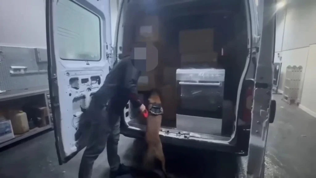 Kocaeli İzmit'te minibüste 338 bin sentetik ecza bulundu, 3 kişi gözaltına alındı - www.gundemedair.com