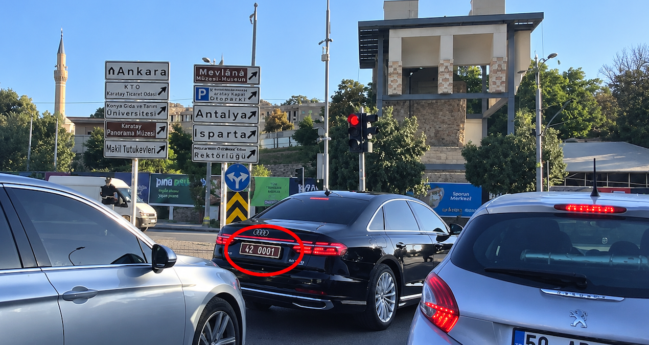 Konya Valisi İbrahim Akın, makam aracıyla kırmızı ışıkta bekledi