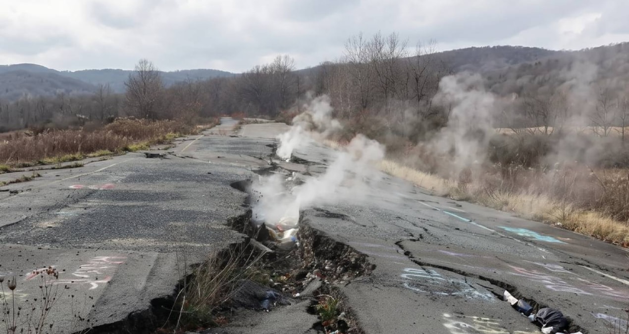 Pensilvanya’daki Centralia’da yer altı yangını sonrası terk edilmiş kasaba görüntüsü.