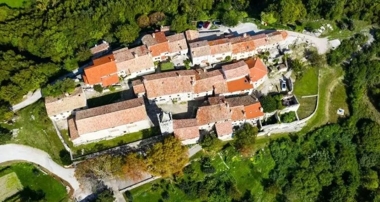 Hırvatistan İstria’da dünyanın en küçük kasabası Hum: taş döşeli sokaklar ve tarihi yapılar