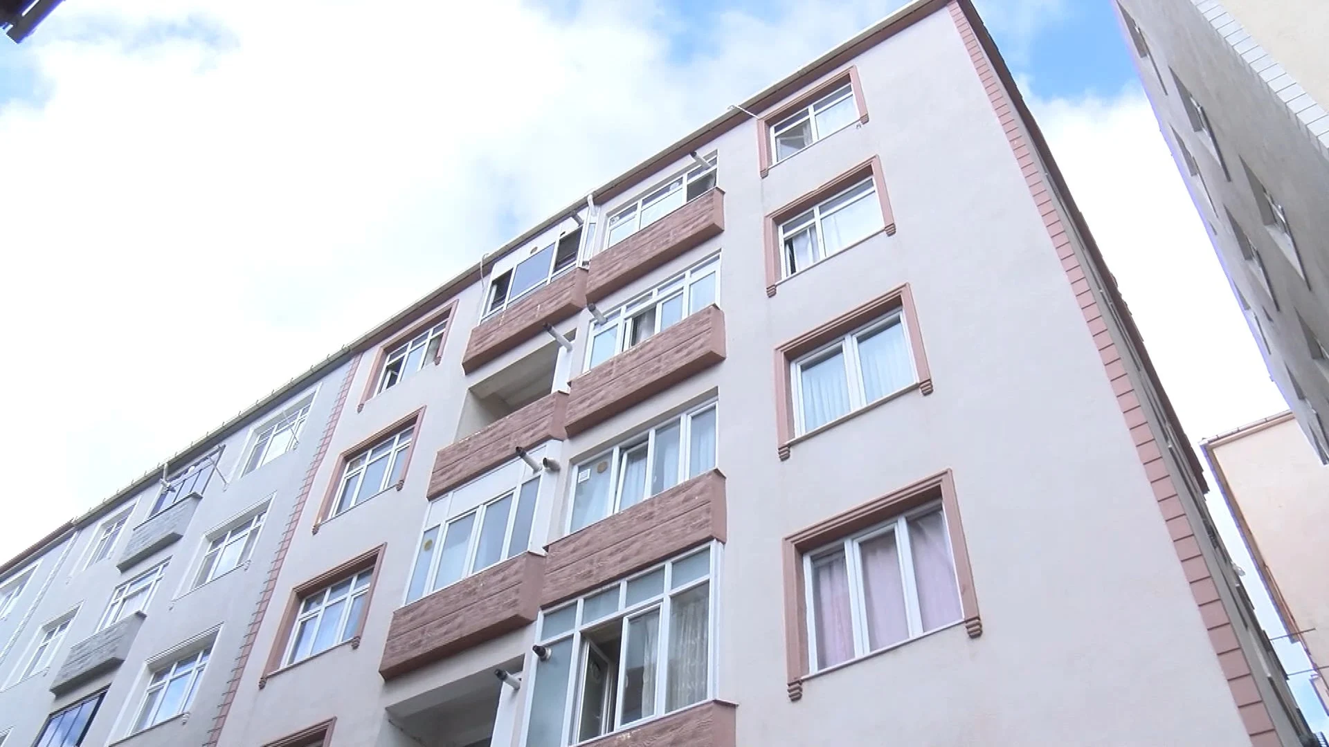 Küçükçekmece’de çarşafla kaçmaya çalışan iki genç kız 3’üncü kattan düştü - www.gundemedair.com