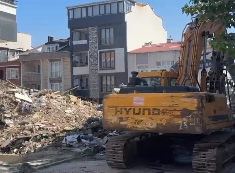 İstanbul'un göbeğinde facianın eşiğinden dönüldü: 7 katlı bina saniyeler içinde böyle çöktü! - Sözcü Gazetesi