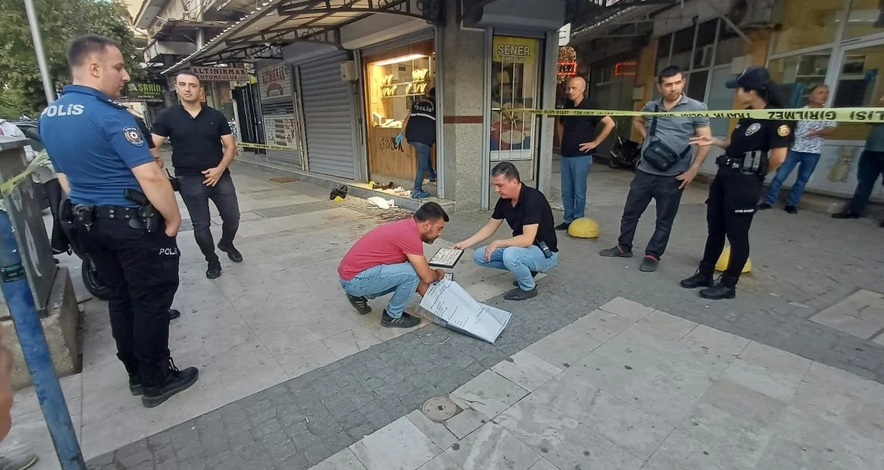 Salihli’de kuyumcu soygununda iki kişi yaralandı, şüpheli esnaf tarafından yakalandı