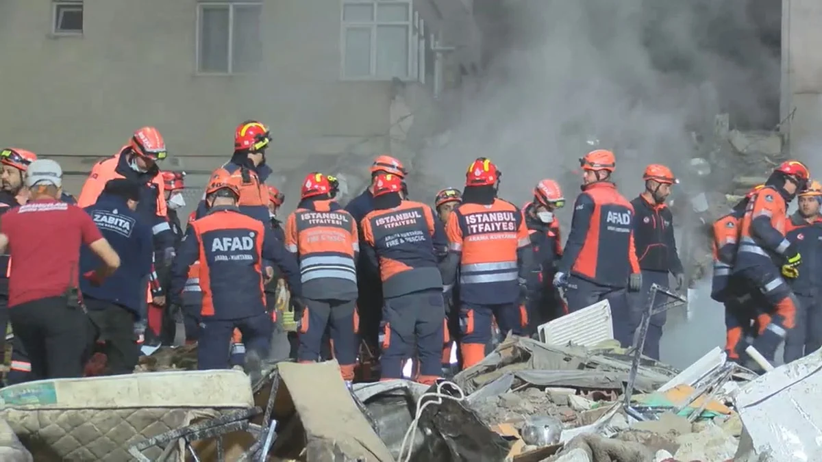 İstanbul'da çöken binada ölü sayısı 5'e yükseldi - Sözcü Gazetesi