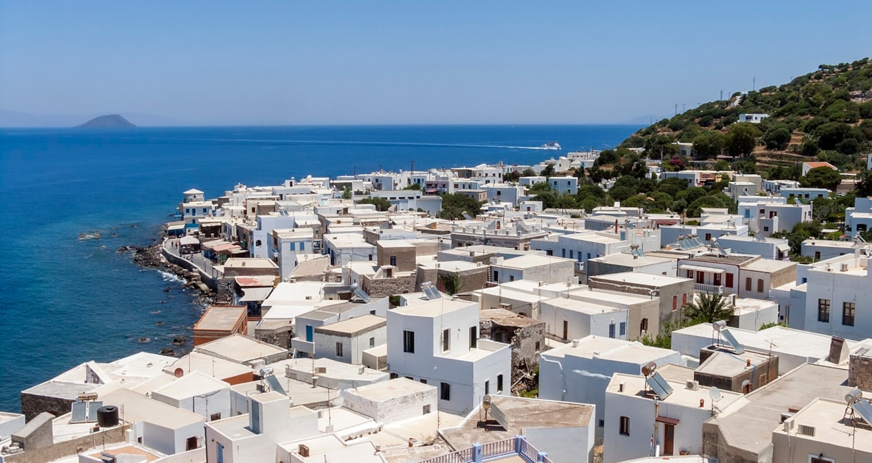 Nisyros Belediyesi, adada kalıcı ikamet eden ailelere doğan her çocuk için 3 bin avro ödeme yapacak teşvik programını başlattı