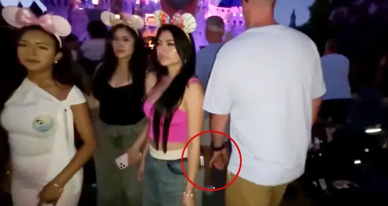 Anaheim Disneyland’da canlı yayın sırasında cinsel saldırı iddiasına dair haber görseli