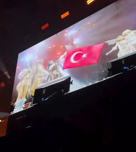 Manifest Grubu, Londra'da Türk Bayrağıyla Sahne Aldı - www.gundemedair.com