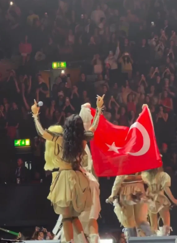 Manifest Grubu, Londra'da Türk Bayrağıyla Sahne Aldı - www.gundemedair.com