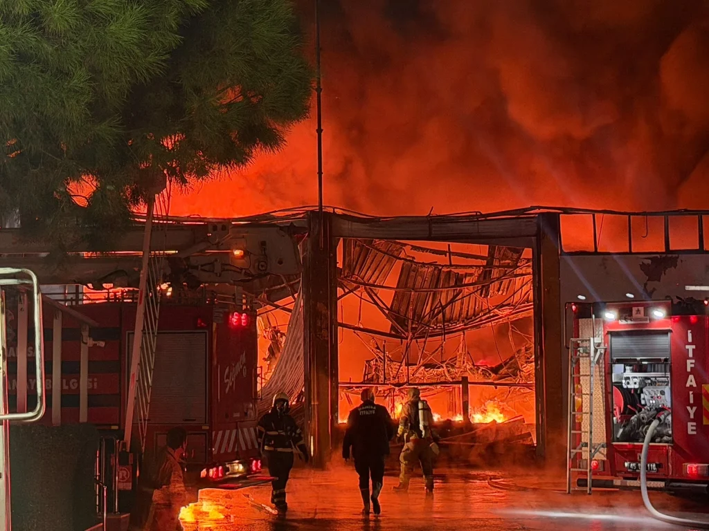 Manisa OSB’de akü fabrikasında yangın çıktı - www.gundemedair.com