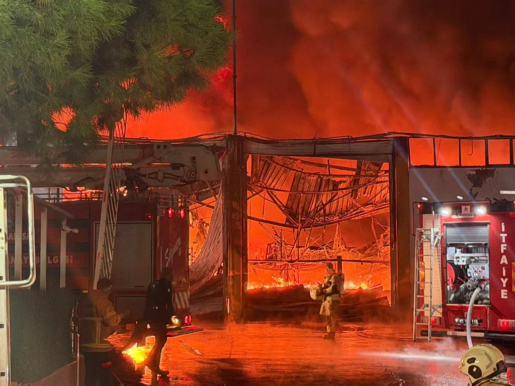 Manisa OSB’de akü fabrikasında yangın çıktı - www.gundemedair.com