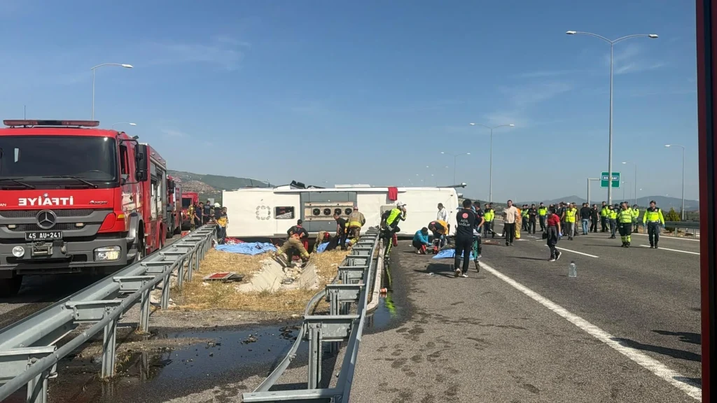 Manisa'da çekici ile yolcu otobüsü çarpıştı: Çok sayıda ölü ve yaralılar var - Sözcü Gazetesi