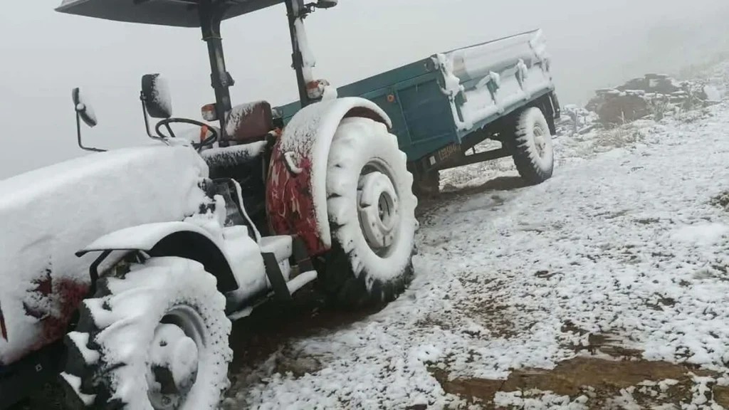 Manisa'nın Alaşehir ilçesinde mevsimin ilk karı yağdı - www.gundemedair.com