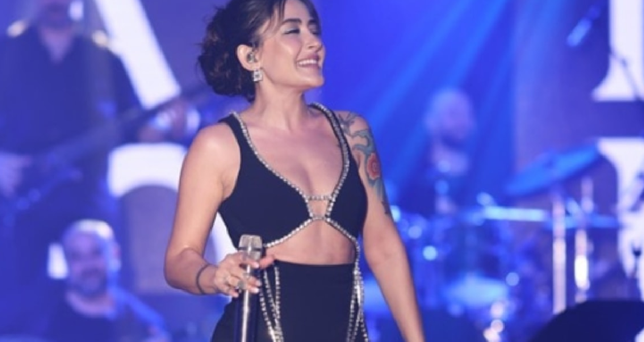 Melek Mosso, İspanyol sevgilisiyle spor salonunda poz verirken paylaştığı karelerden bir görüntü
