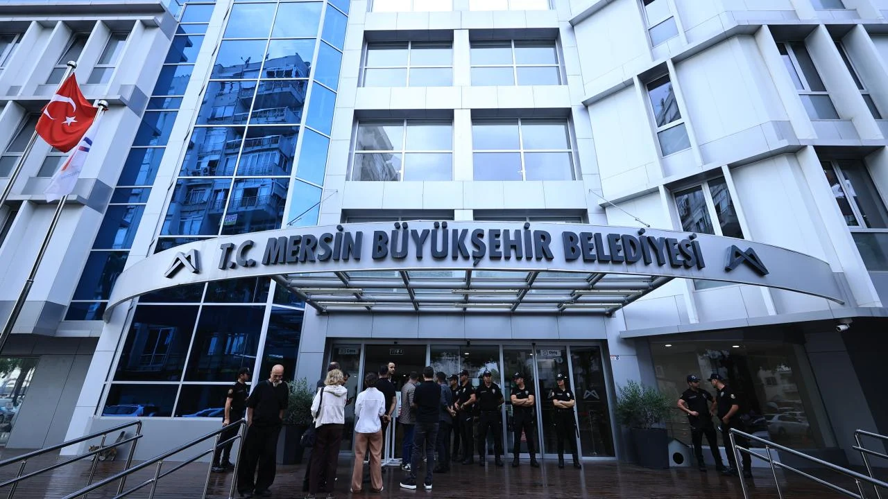 Mersin’de 3 belediyeye yolsuzluk operasyonu