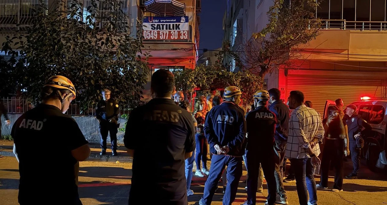Mersin’de çatlaklar oluşan 3 katlı bina tahliye edildi - www.gundemedair.com