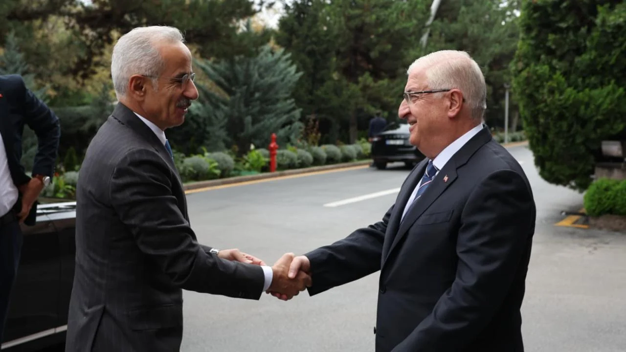 Milli Savunma Bakanı Yaşar Güler, Ulaştırma ve Altyapı Bakanı Abdulkadir Uraloğlu ile